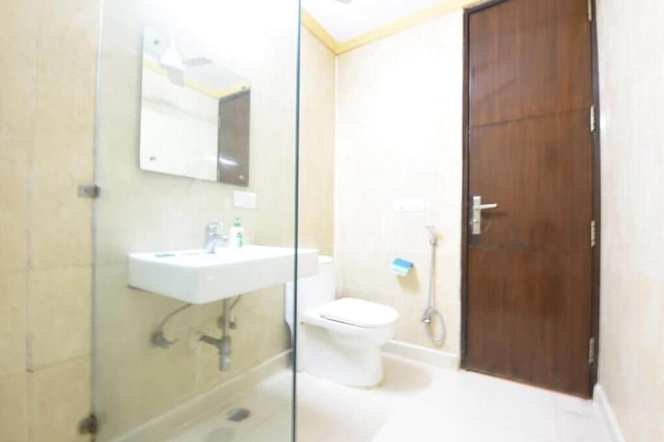 Superior Double Room | Bathroom | Hydromassage showerhead, free toiletries, slippers, soap