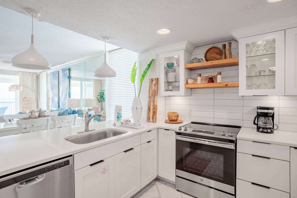 Condo, Multiple Beds, Balcony, Ocean View (Majestic Sunset) | Private kitchen