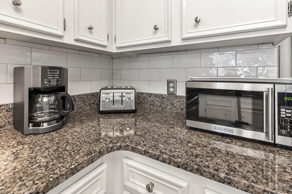 Fully equipped kitchen with refrigerator, oven, dishwasher and more!