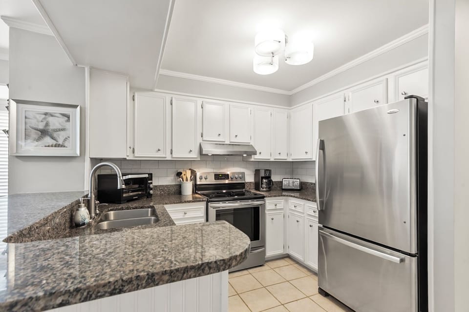 Fully equipped kitchen with refrigerator, oven, dishwasher and more!