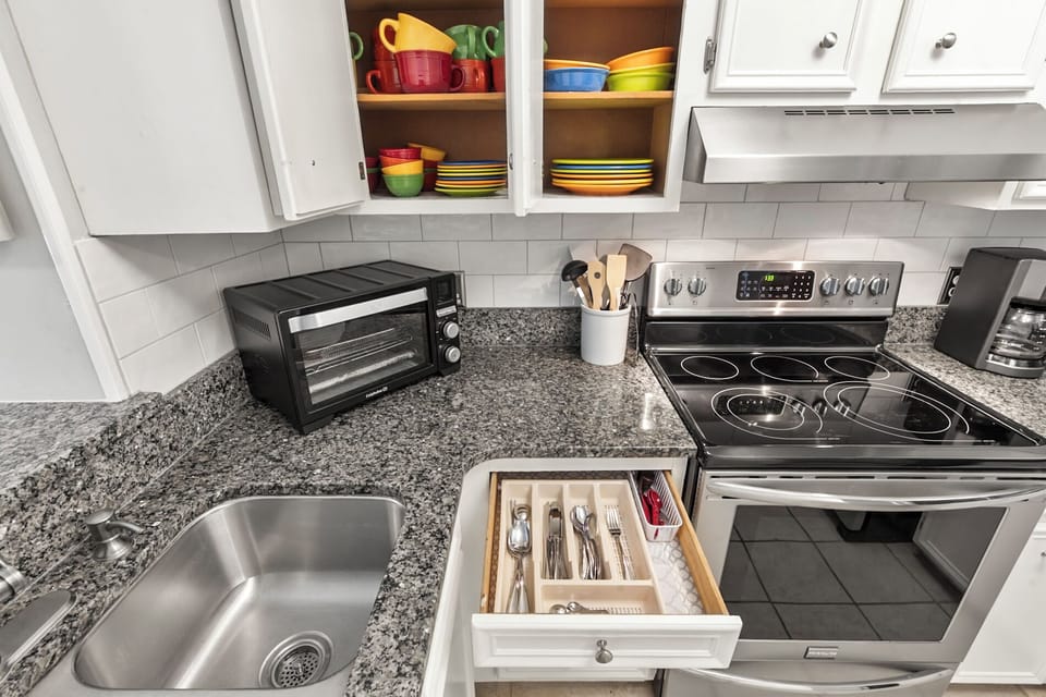 Fully equipped kitchen with refrigerator, oven, dishwasher and more!