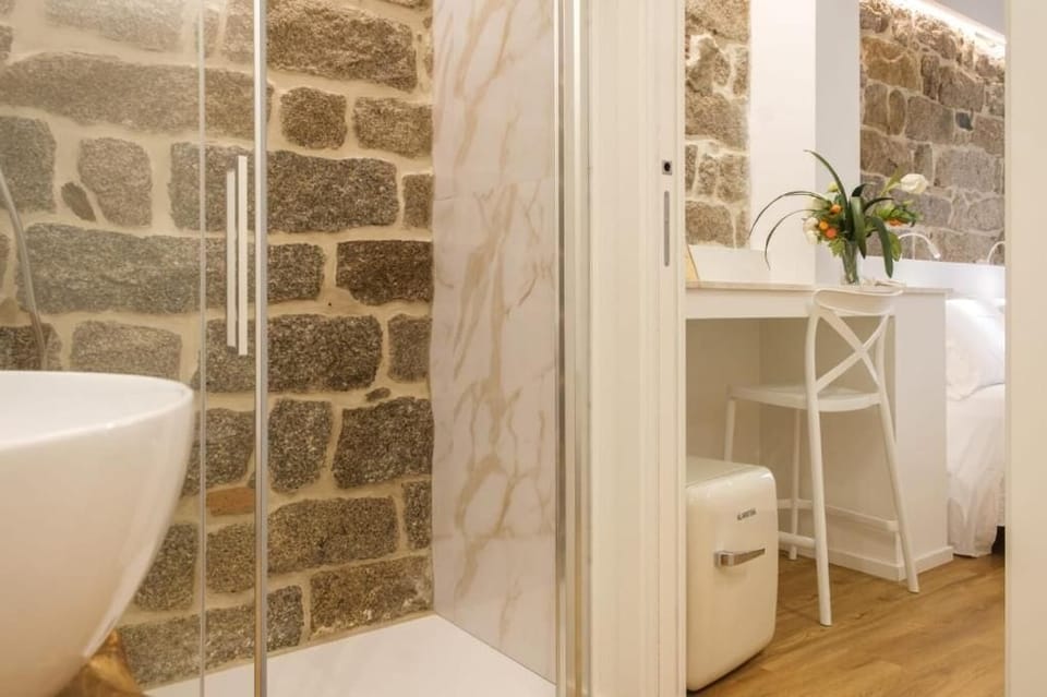 Shower, free toiletries, hair dryer, bidet