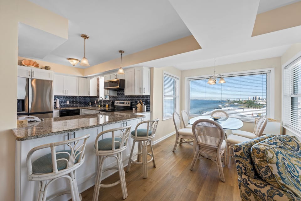 Signature Condo, 3 Bedrooms, Non Smoking, Balcony | In-room dining