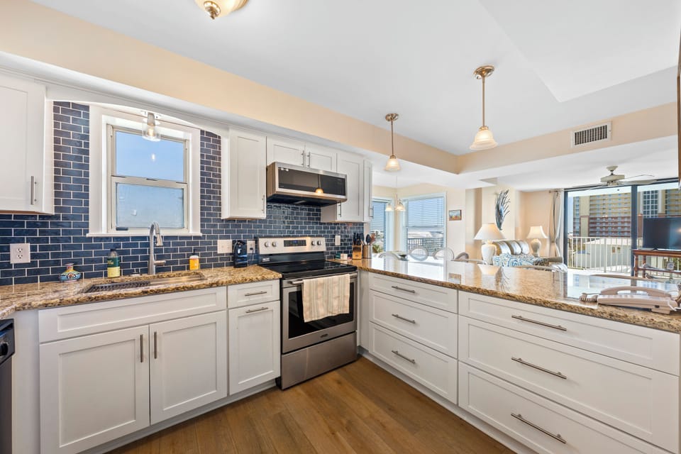 Signature Condo, 3 Bedrooms, Non Smoking, Balcony | Private kitchen | Fridge, microwave, oven, stovetop