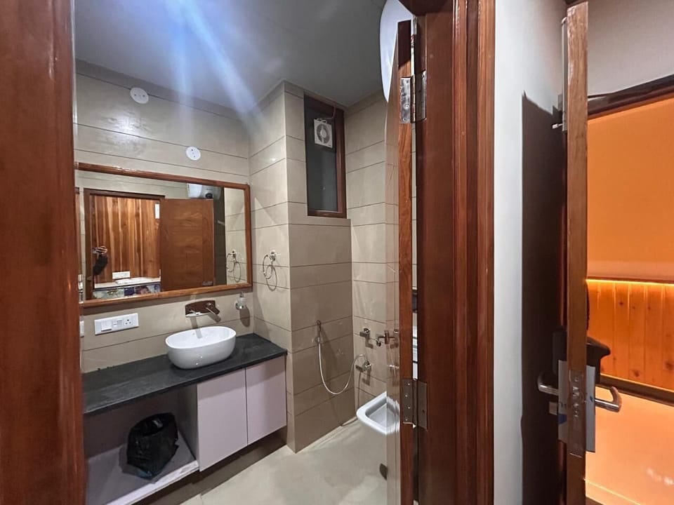 Shower, free toiletries, towels, soap