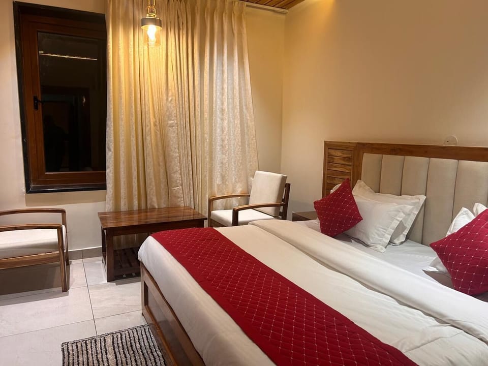 Deluxe Double Room | Laptop workspace, free WiFi