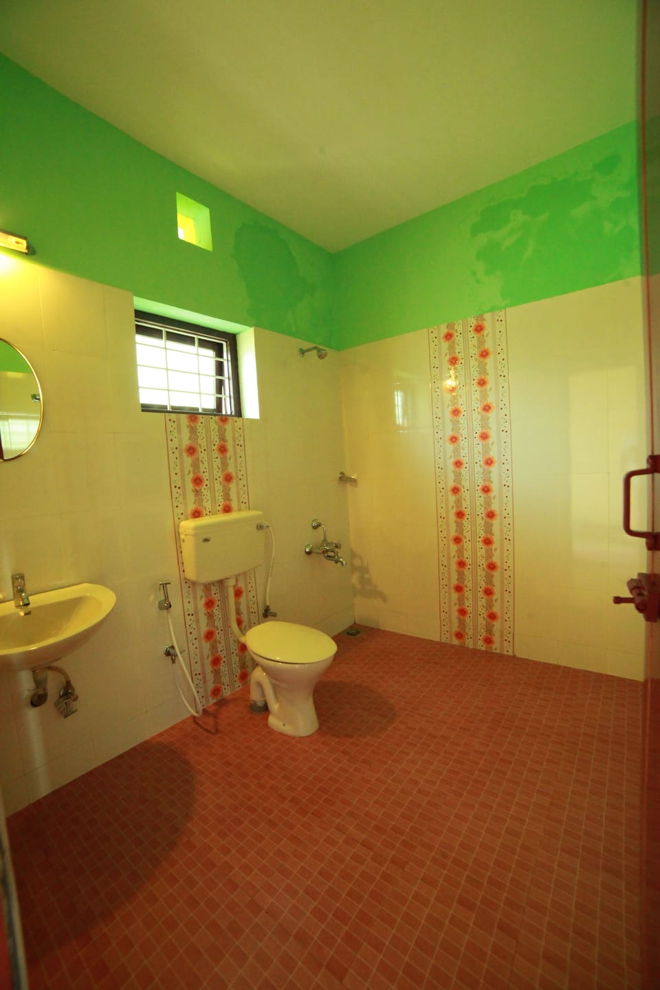 Deluxe Room with Private Balcony | Bathroom | Shower, free toiletries, towels
