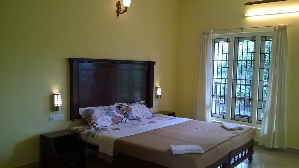 Premium bedding, desk, rollaway beds, free WiFi