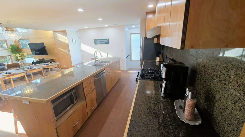 Kitchen (alternate view)