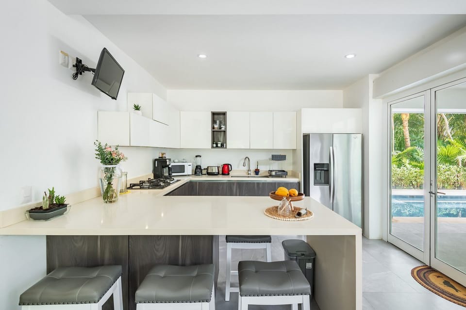 Coffee / tea facilities,Kitchen or kitchenette,Meals