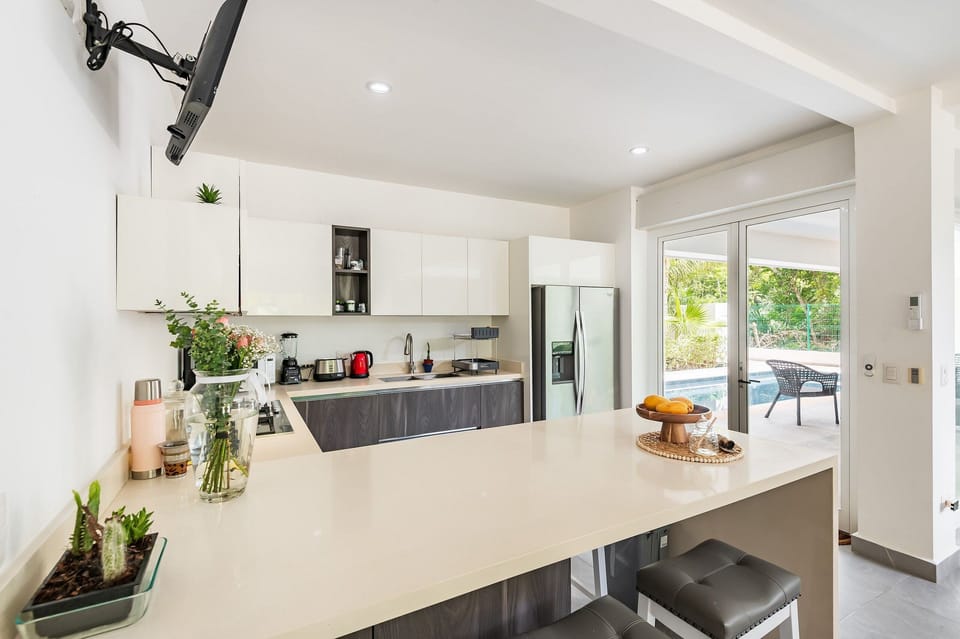 Coffee / tea facilities,Kitchen or kitchenette,Meals