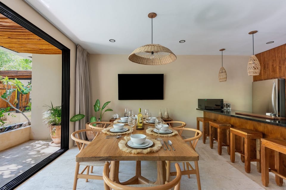 Dining area,Food,TV and multimedia