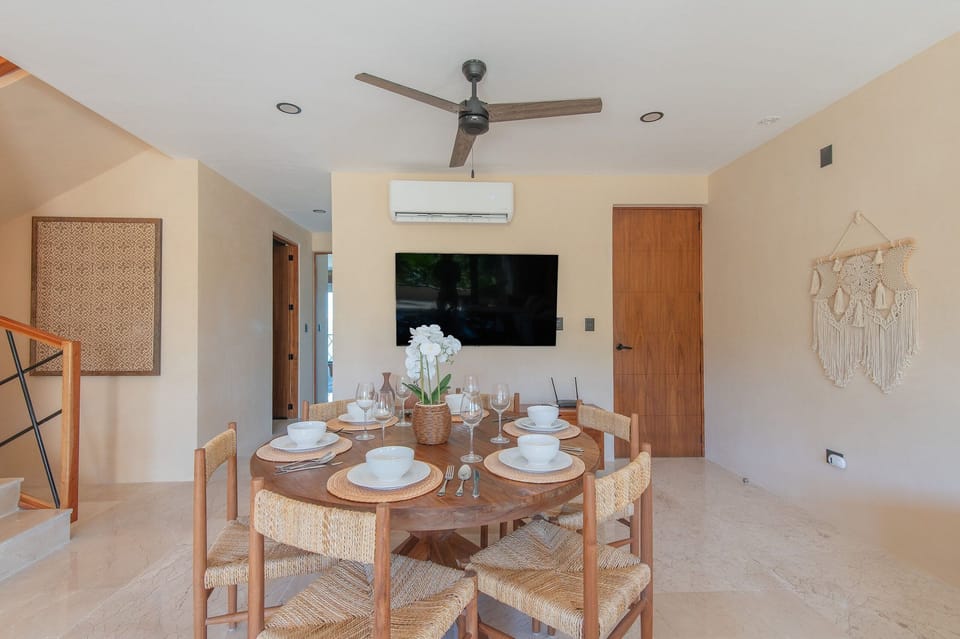Coffee / tea facilities,Dining area,Meals,TV and multimedia,Bird's eye view