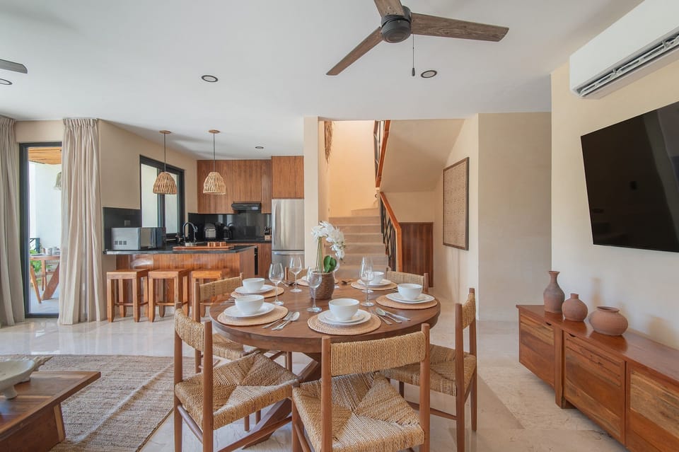 Coffee / tea facilities,Dining area,Meals,TV and multimedia,Bird's eye view