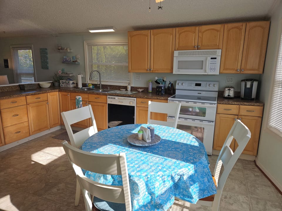 Large Eat-In Kitchen
