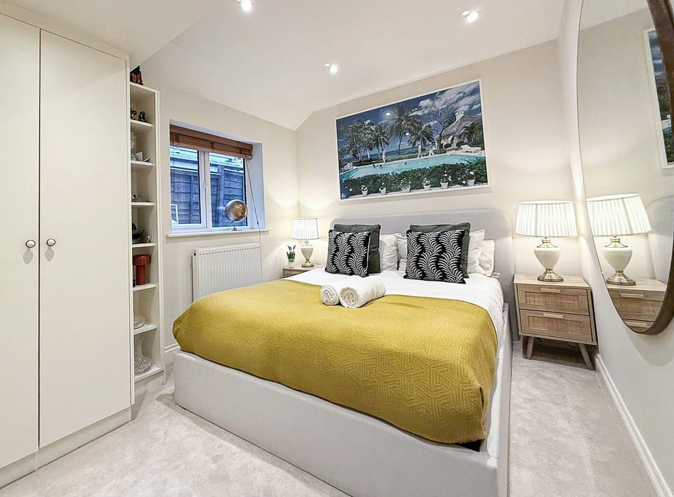 Comfy double bedroom w/ ample wardrobe | Stay near Queen's Park & Little Venice