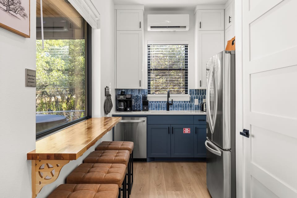 Built-in dining nook to seat 4