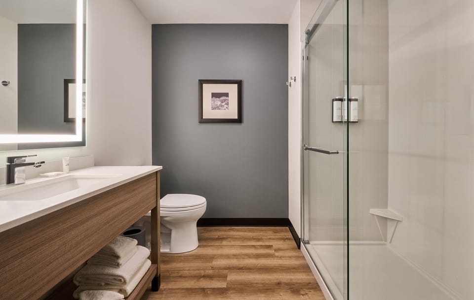 Combined shower/tub, designer toiletries, hair dryer, towels
