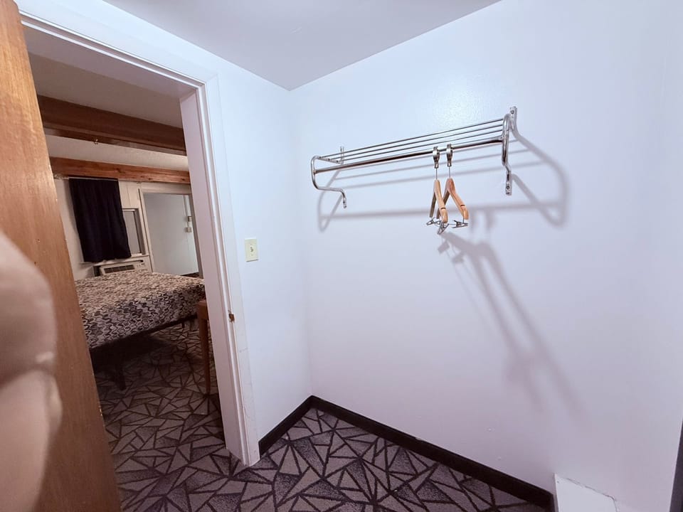 Room, 1 King Bed, Non Smoking | Premium bedding, desk, iron/ironing board, free WiFi