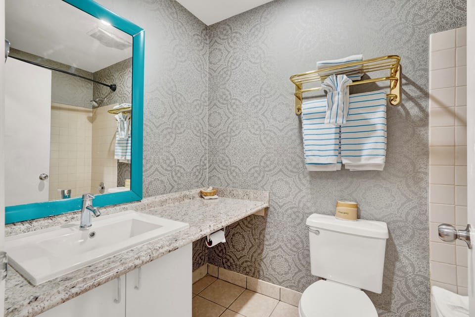 Combined shower/tub, towels