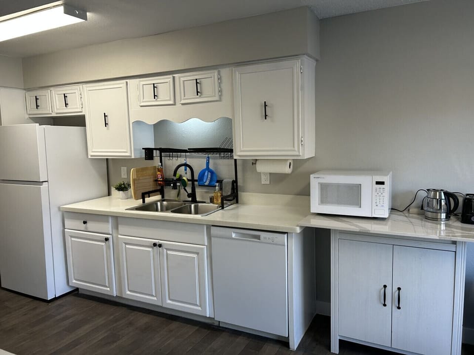 Kitchen w fridge, mic and dishwasher