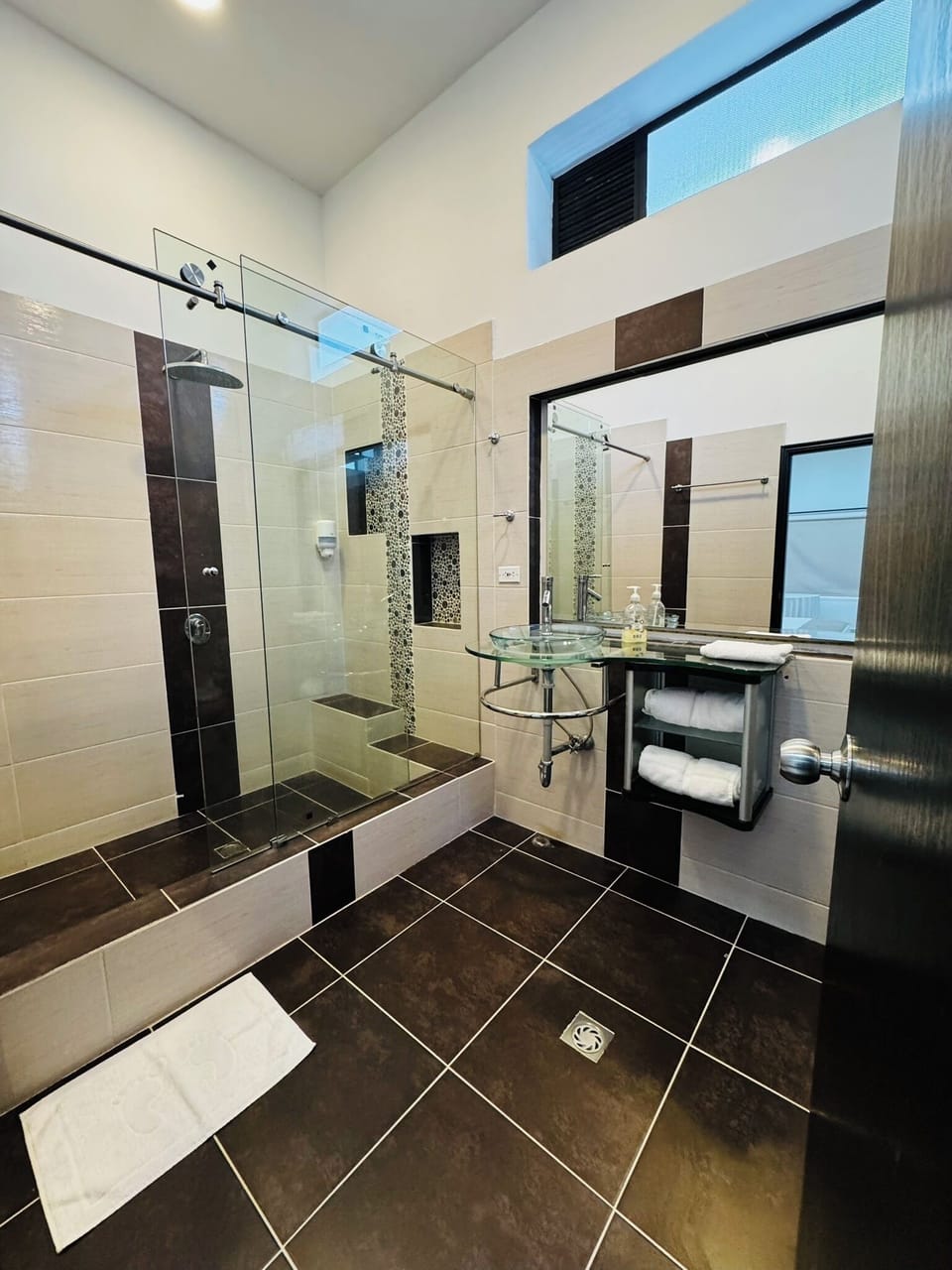 Junior Suite, Garden View | Bathroom | Shower, rainfall showerhead, towels, soap