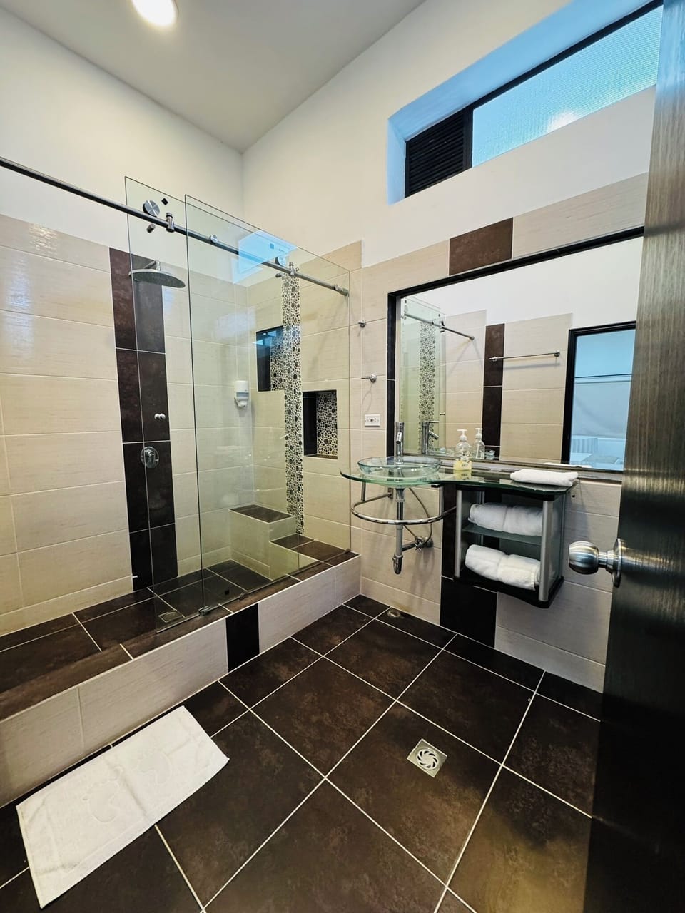 Junior Suite, Garden View | Bathroom | Shower, rainfall showerhead, towels, soap