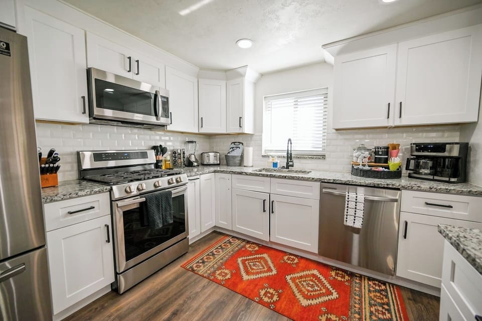 *Fully Stocked Kitchen
*Gas Stove
*Stocked Coffee Bar
*Bar seating for two
*Dining table seating for six