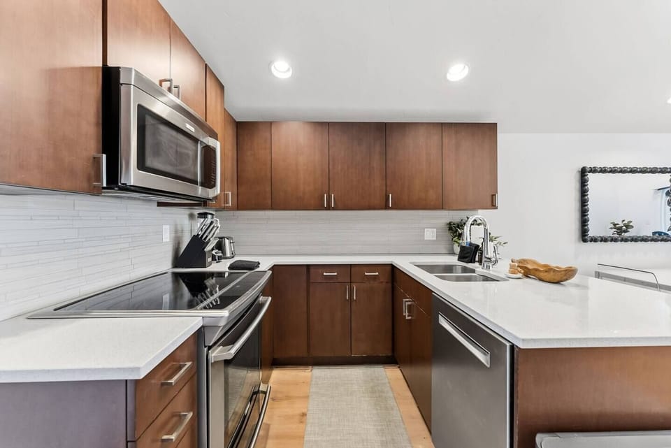 Fully equipped and updated kitchen with eat-in table