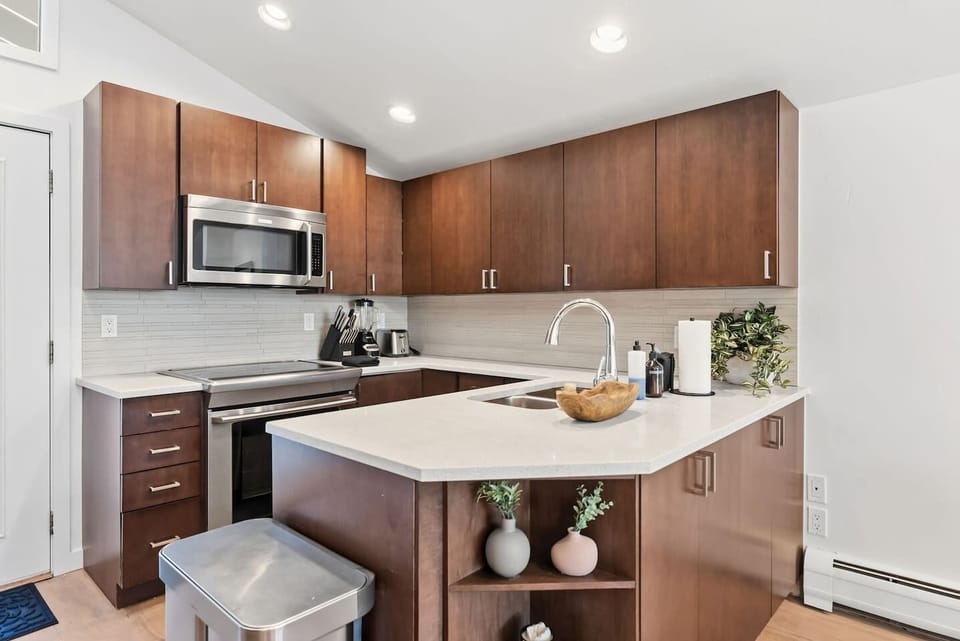 Fully equipped and updated kitchen with eat-in table