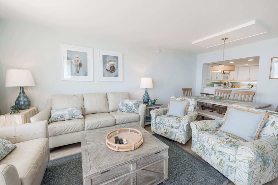 Amazing Living Room, Beautifully Decorated, Stunning Views🌊☀️
