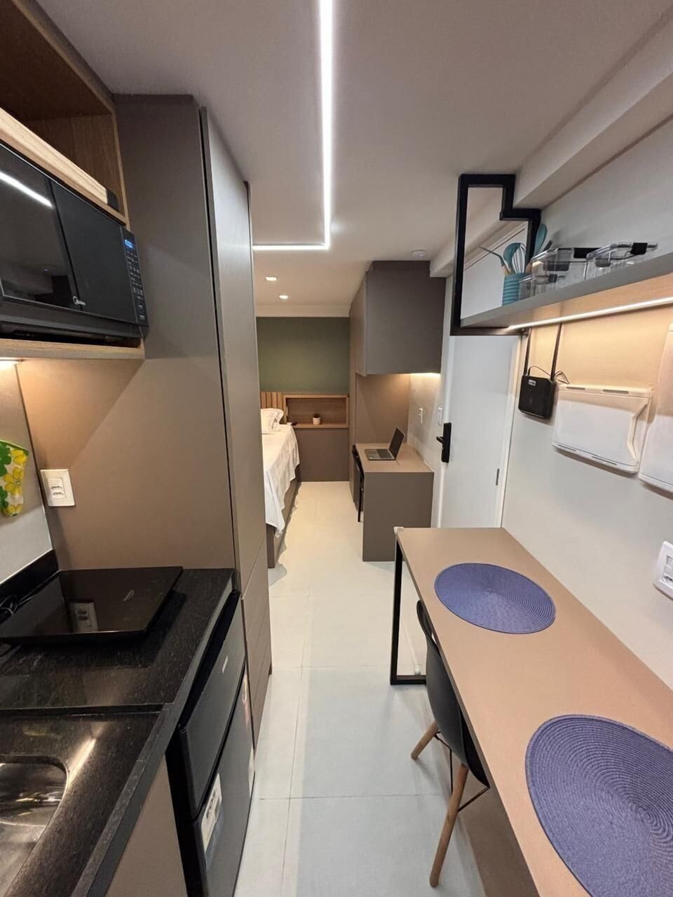 Basic Studio | Private kitchen | Fridge, microwave, cookware/dishes/utensils