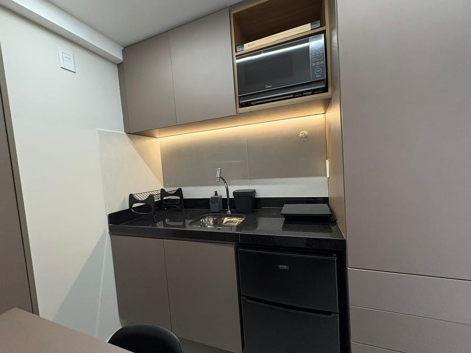 Basic Studio | Private kitchen | Fridge, microwave, cookware/dishes/utensils