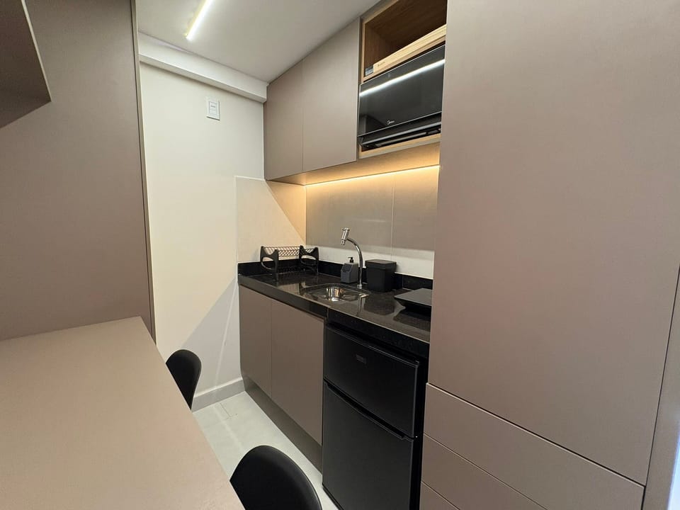 Basic Studio | Private kitchen | Fridge, microwave, cookware/dishes/utensils