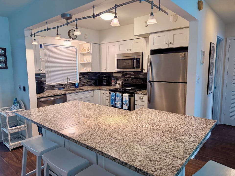 Open Kitchen w/breakfast bar
