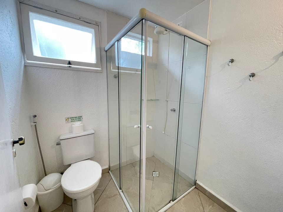 Family Room | Bathroom | Shower, free toiletries, bidet, towels