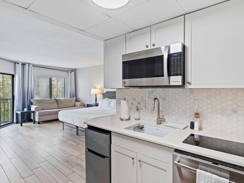 Comfort Apartment, Park View | Private kitchen | Microwave, dishwasher, cookware/dishes/utensils