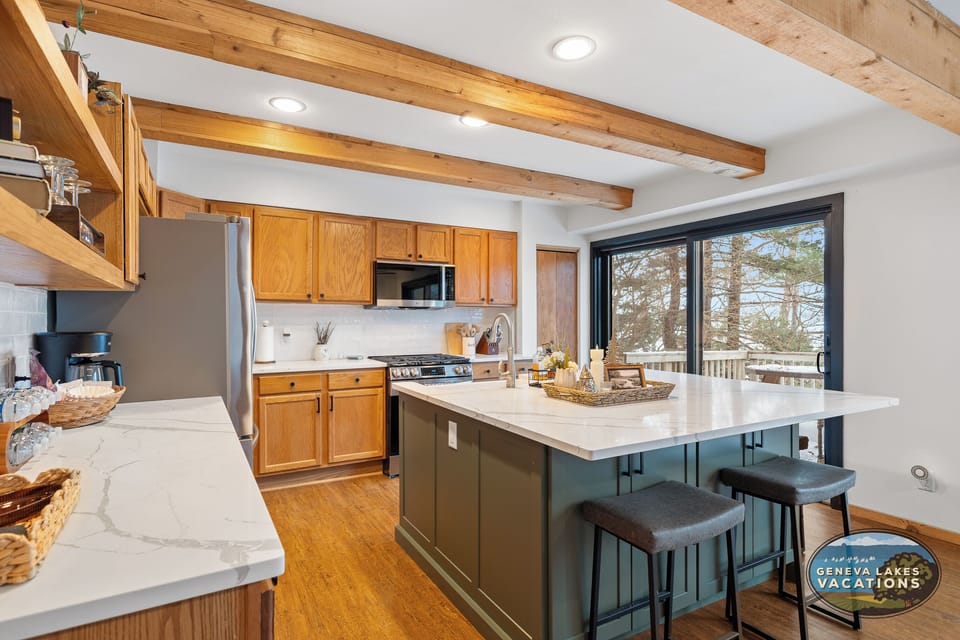 Fully equipped kitchen, breakfast bar seating for two.