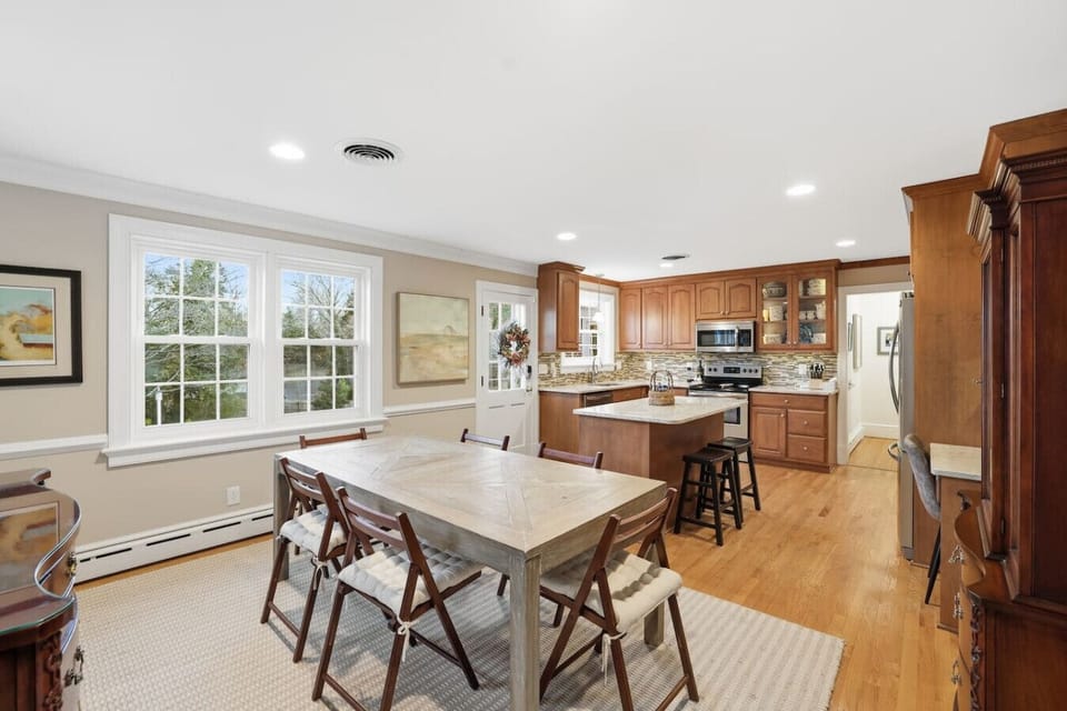 A long dining table for six, located right off the kitchen—ideal for family meals, game nights, or spreading out for work.