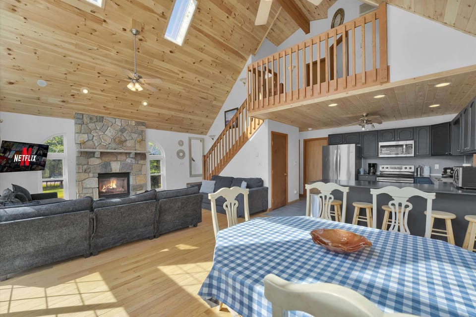 Bright Kitchen & Dining Space for Groups