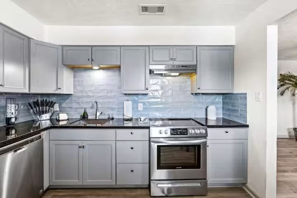 Family Apartment | Private kitchen | Full-size fridge, microwave, oven, stovetop