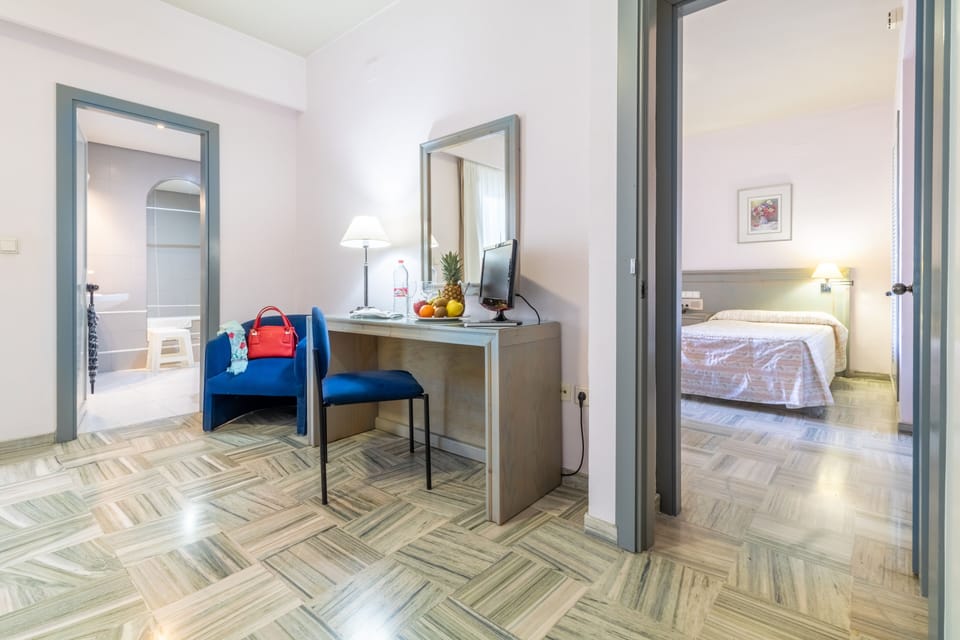Family Room | In-room safe, blackout drapes, WiFi (free), bed sheets