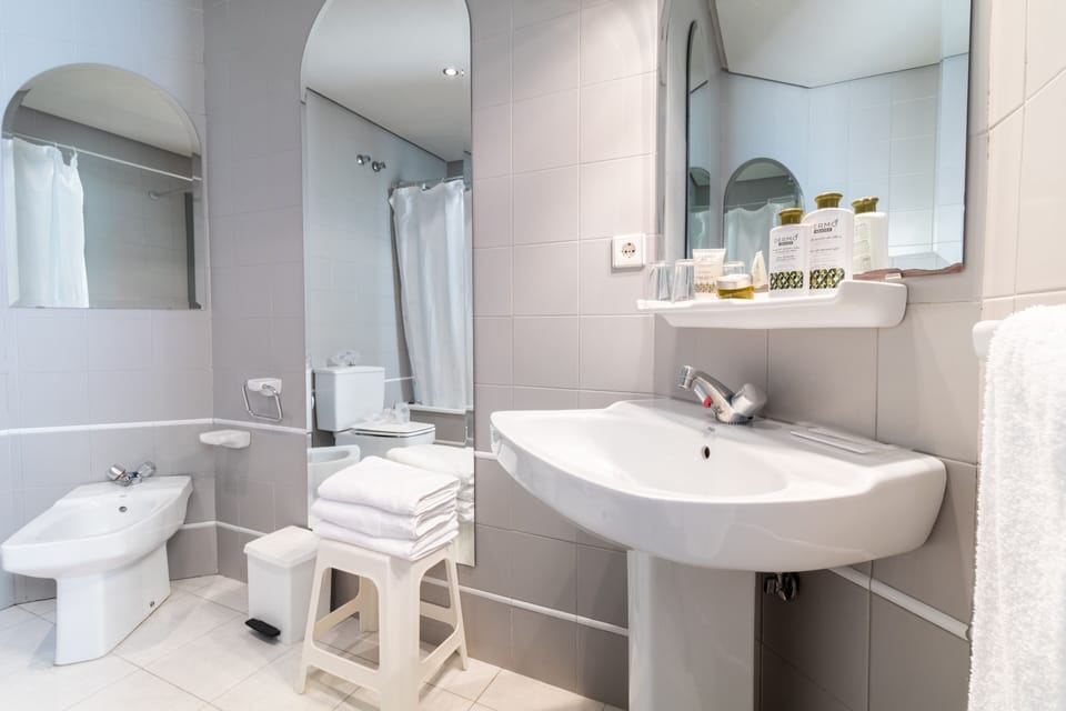 Bathtub, deep soaking tub, free toiletries, towels