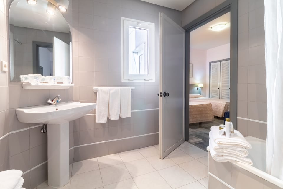 Bathtub, deep soaking tub, free toiletries, towels