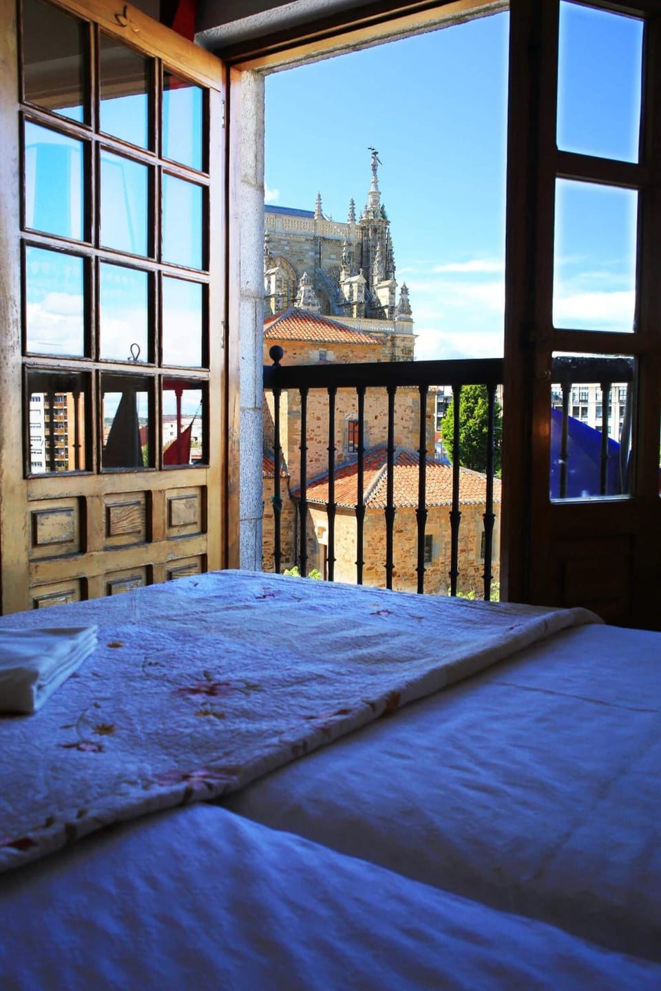 Desk, cribs/infant beds, bed sheets