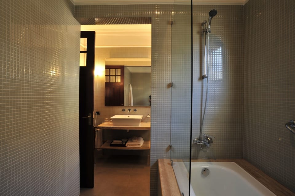 Combined shower/tub, deep soaking tub, free toiletries, hair dryer