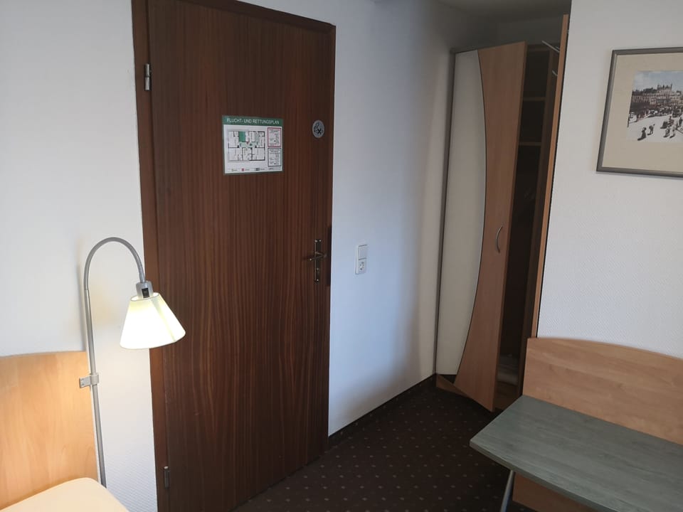 Standard Single Room | Hypo-allergenic bedding, desk, cribs/infant beds, free WiFi