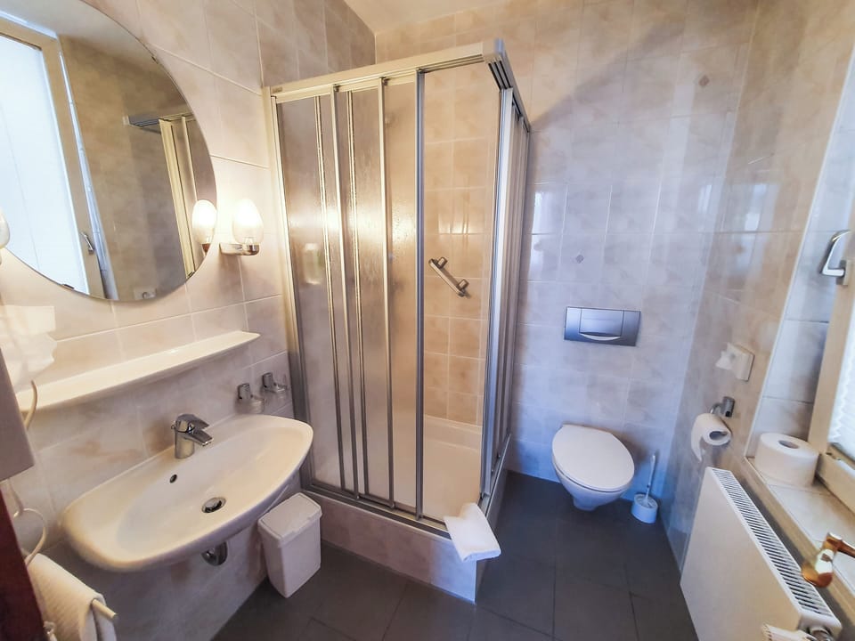 Standard Quadruple Room | Bathroom | Shower, hair dryer, towels, soap