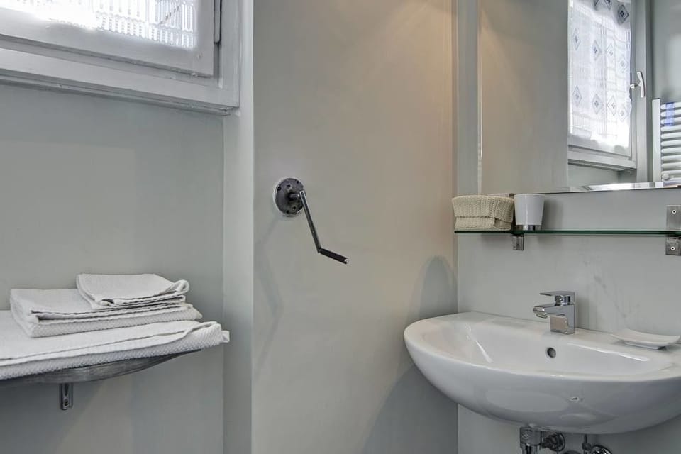 Comfort Double or Twin Room, 1 Bedroom, Terrace, Executive Level | Bathroom | Shower, free toiletries, hair dryer, bidet