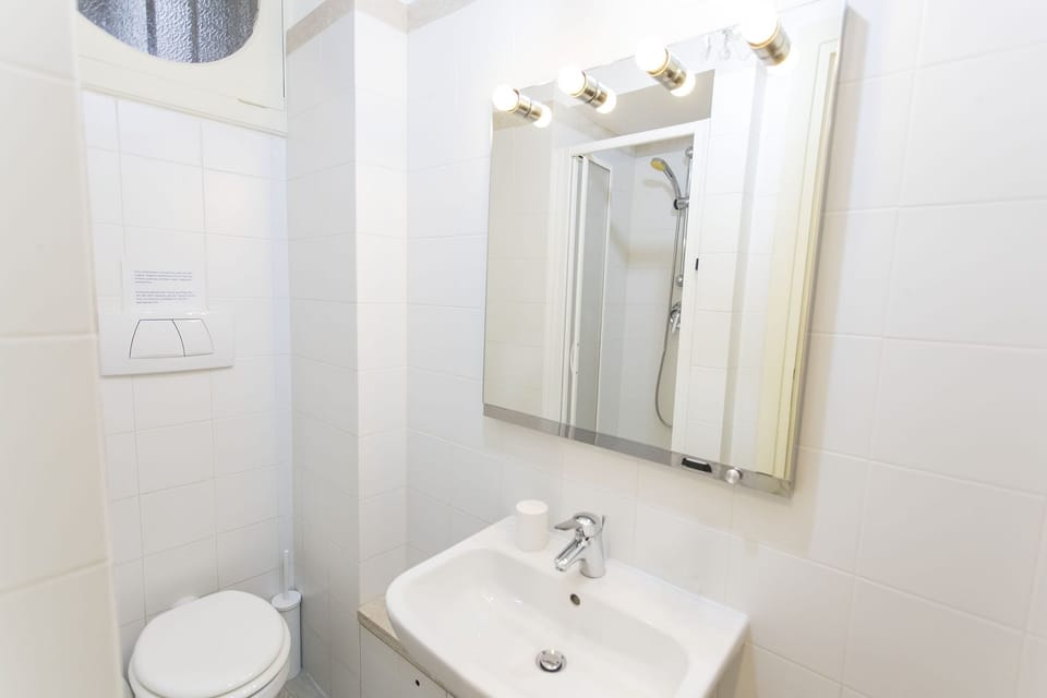 Comfort Double or Twin Room | Bathroom | Shower, free toiletries, hair dryer, towels